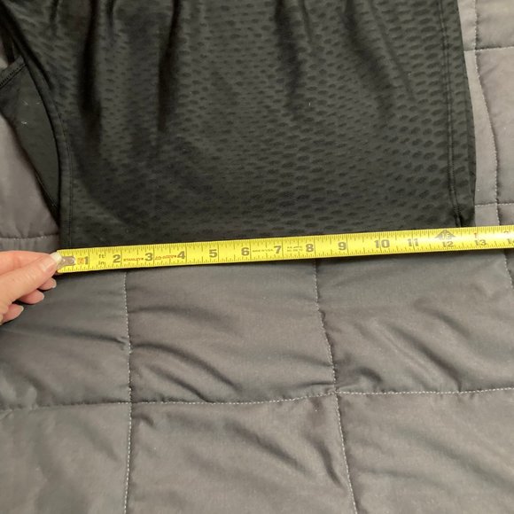 Under Armour Mesh Heatgear Loose Fit Black Tank  Size: Extra Small - Picture 9 of 15